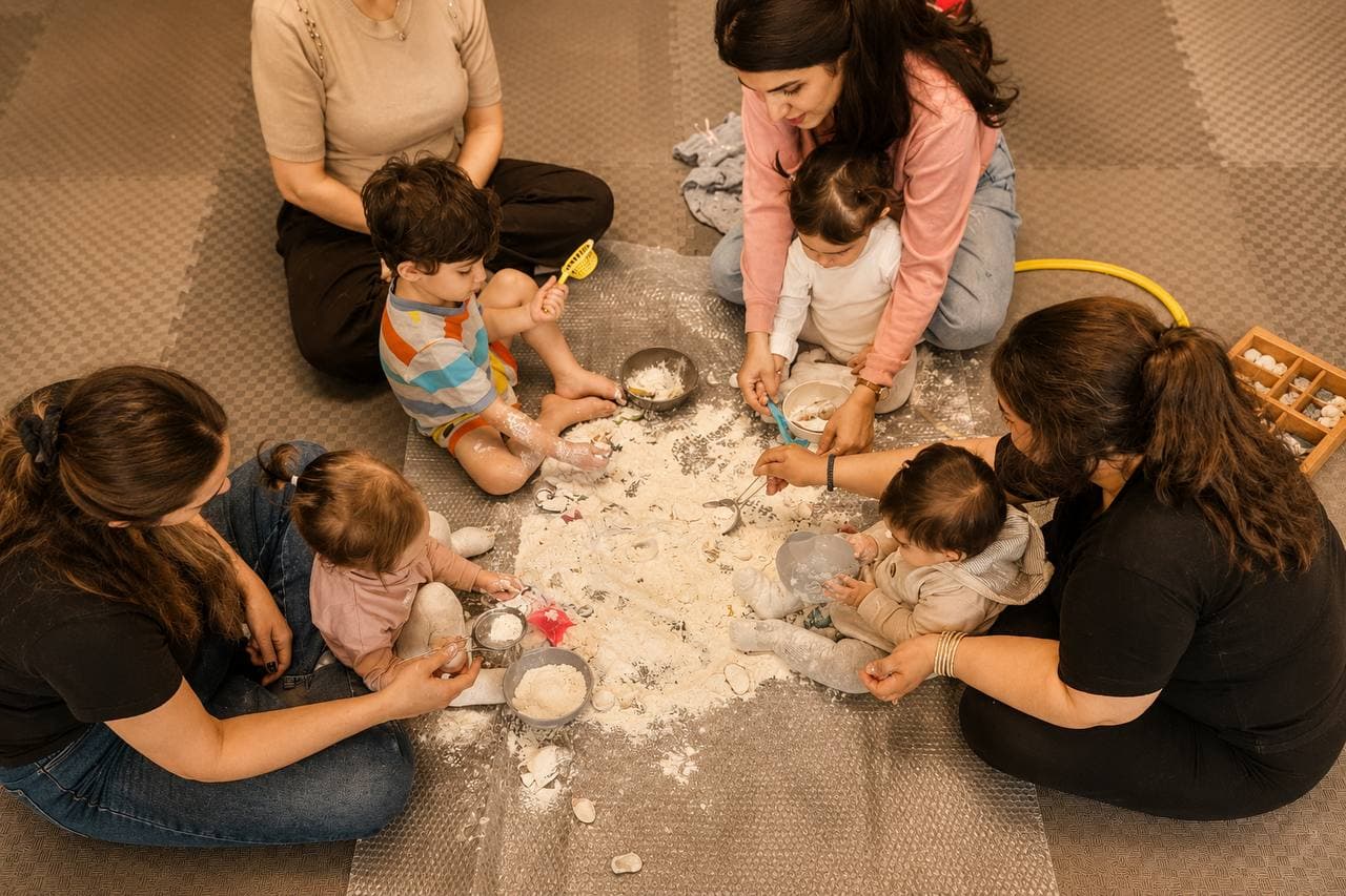 کارگاه آغوش و کاوش - بازی حسی مادر و کودک